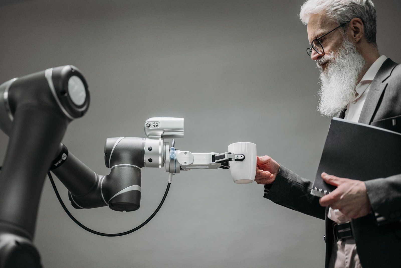 Assistenzroboter reicht einer älteren Person eine Tasse