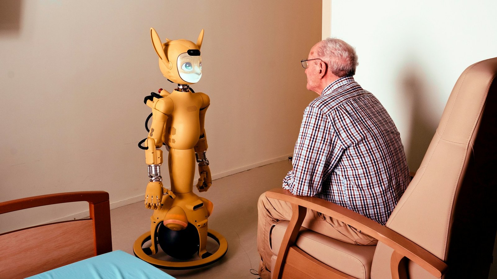 Companion-Roboter im Gespräch mit einer älteren Person in einer Wohnumgebung